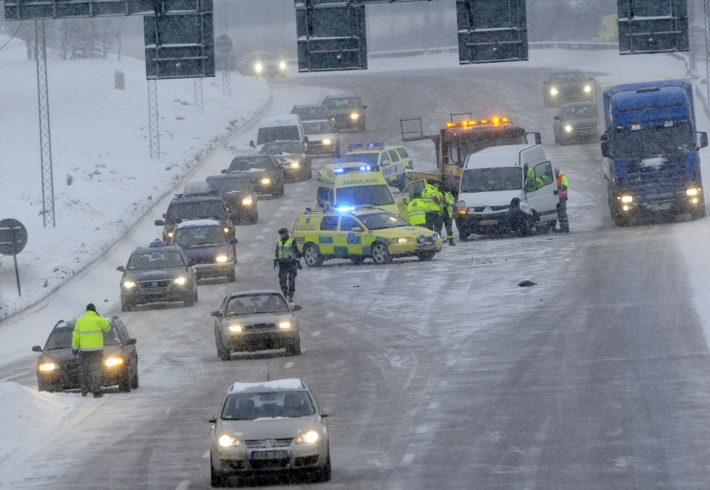 Talvised olud raskendavad Rootsis liiklemist.