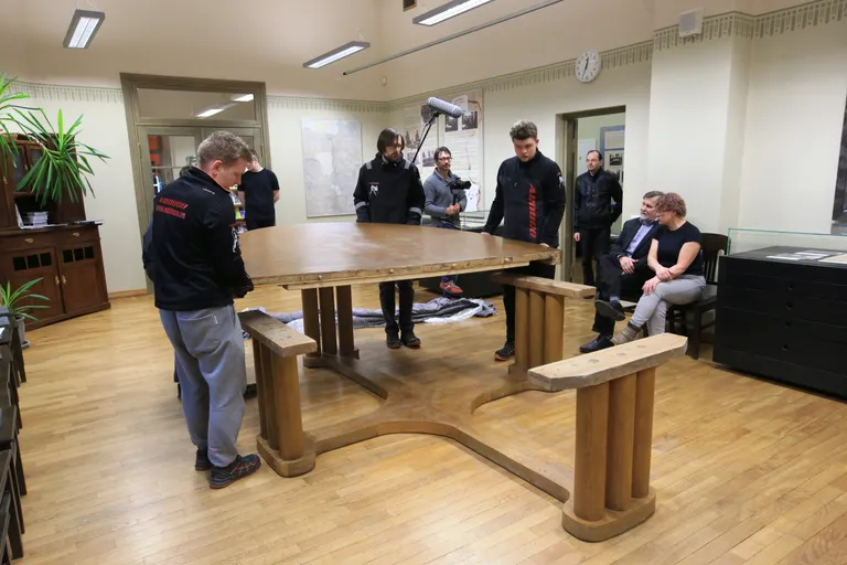 Laud monteeritakse kokku Poska gümnaasiumi Tartu rahu toas.