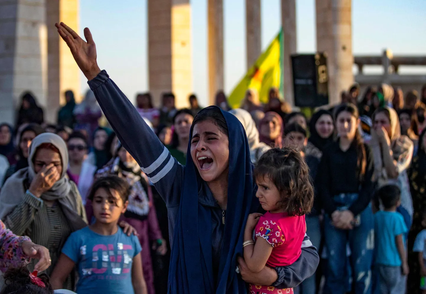 Naine leinab viie Süüria Demokraatlike Jõudude (SDF) võitleja surma, kes tapeti 16. augustil Türgi droonirünnakus, Süüria kirdeosas asuvas Amuda linnas..