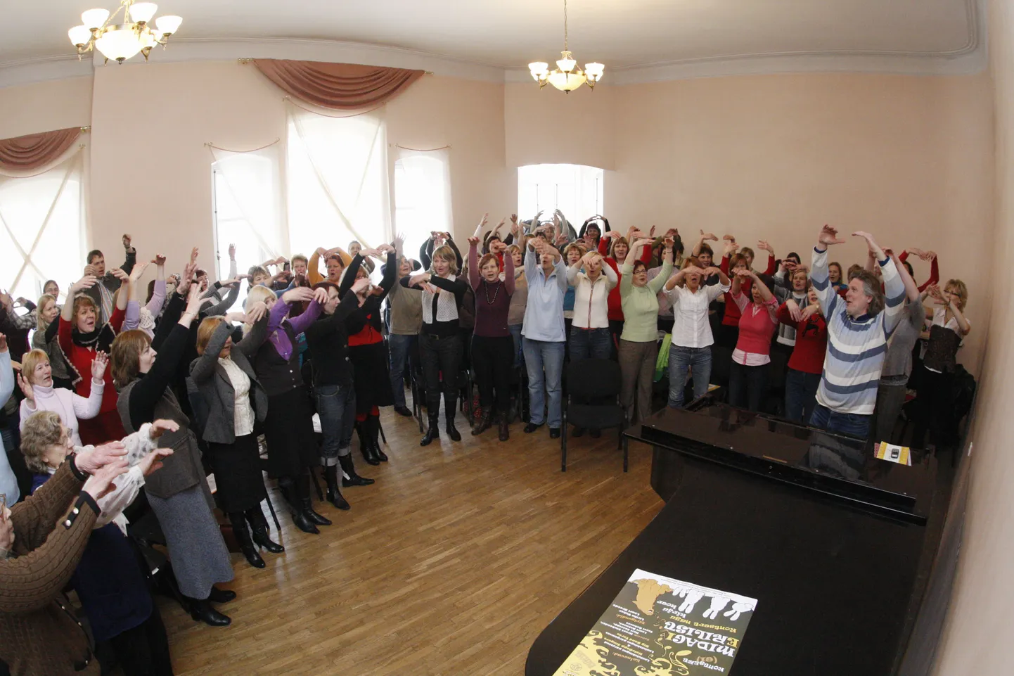 Laulab Tartu rahvaülikooli segakoor. Illustreeriv foto.