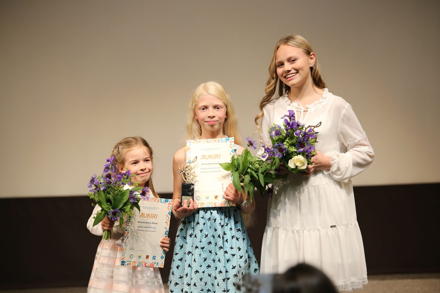 Laulukarusselli Põlvamaa vooru võitjad Arhanna Sandra Arbma (vasakult), Minna Emilia Vürst ja Sireli Salum.