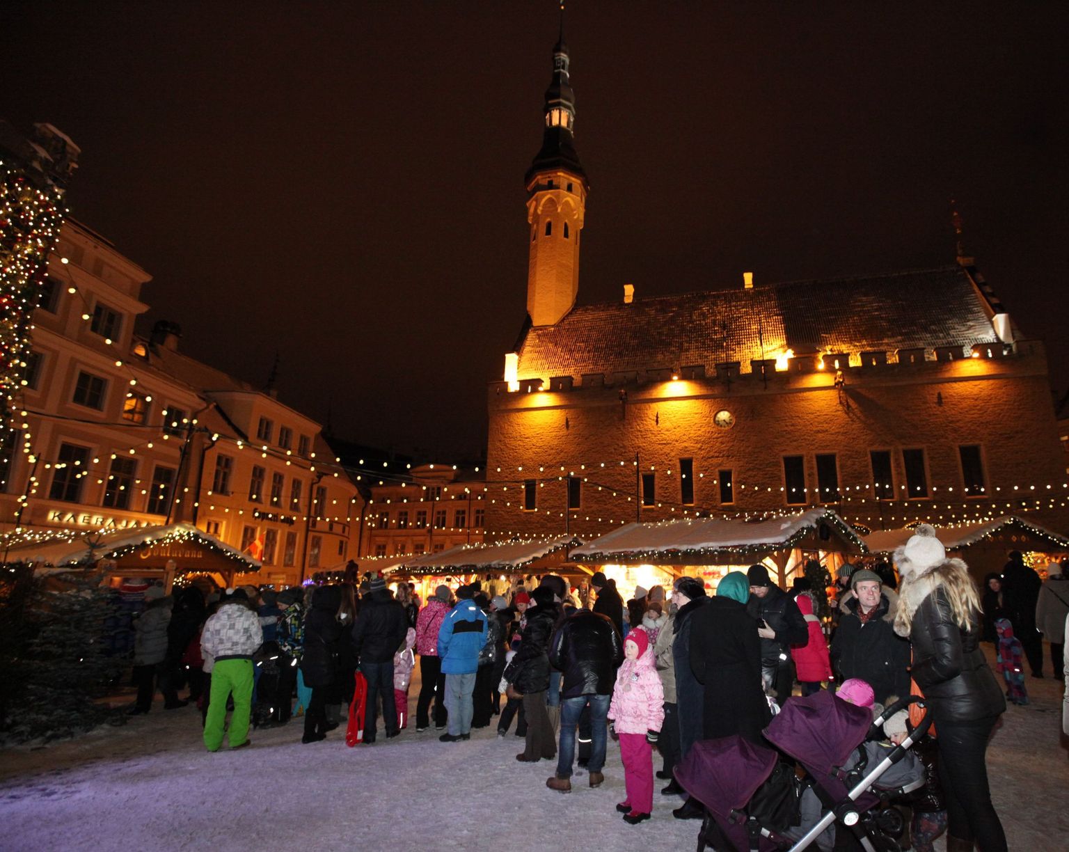 Рождественский рынок на Ратушной площади.