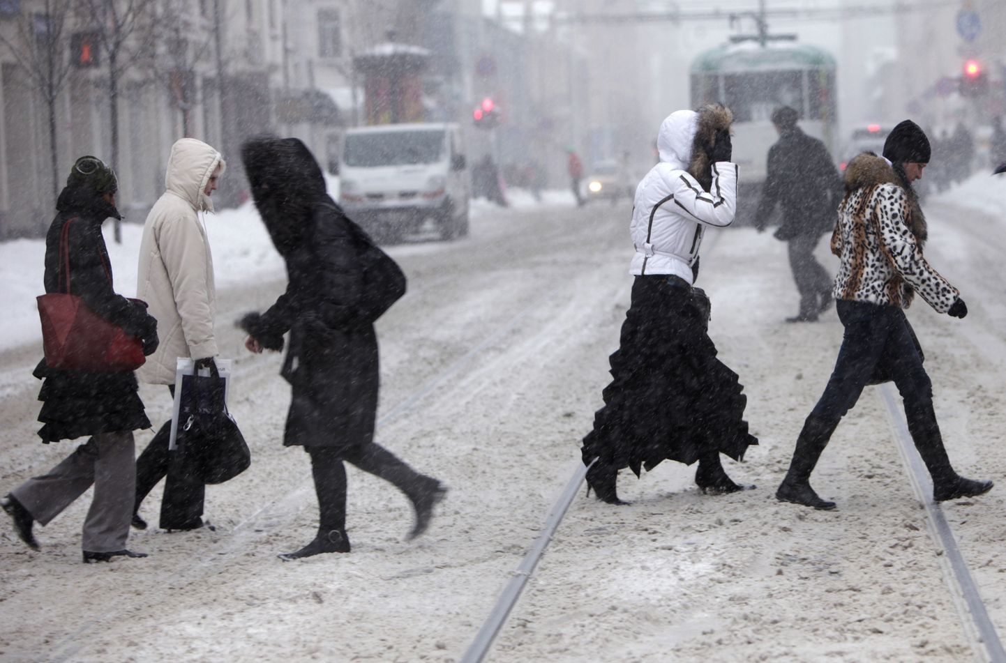 Jalakäijad lumises Riias.
