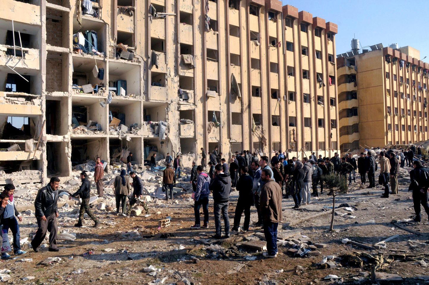 Aleppo ülikoolis hukkus plahvatustes 82 inimest.