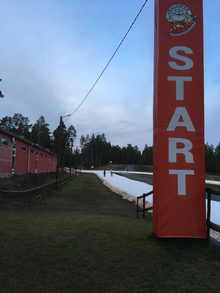 Mullusest kunstlumest valmistatud 1,4 kilomeetri pikkune suusarada nädal tagasi Pärnumaal Jõulumäel.