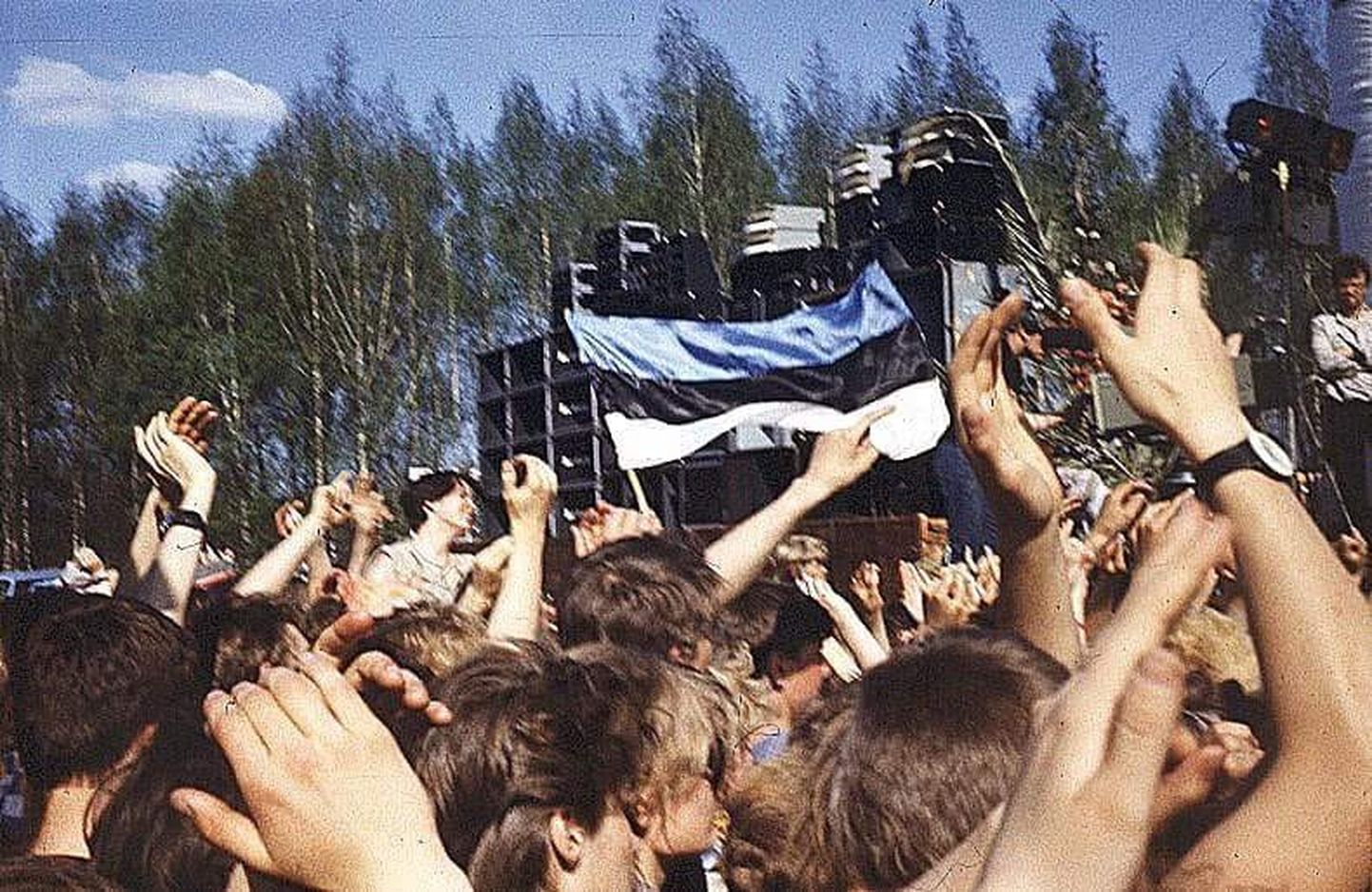 Tartu muusikapäevade kontserdil Tähtvere lauluväljakul 14. mail 1988 lehvisid esimesed sinimustvalged lipud.
