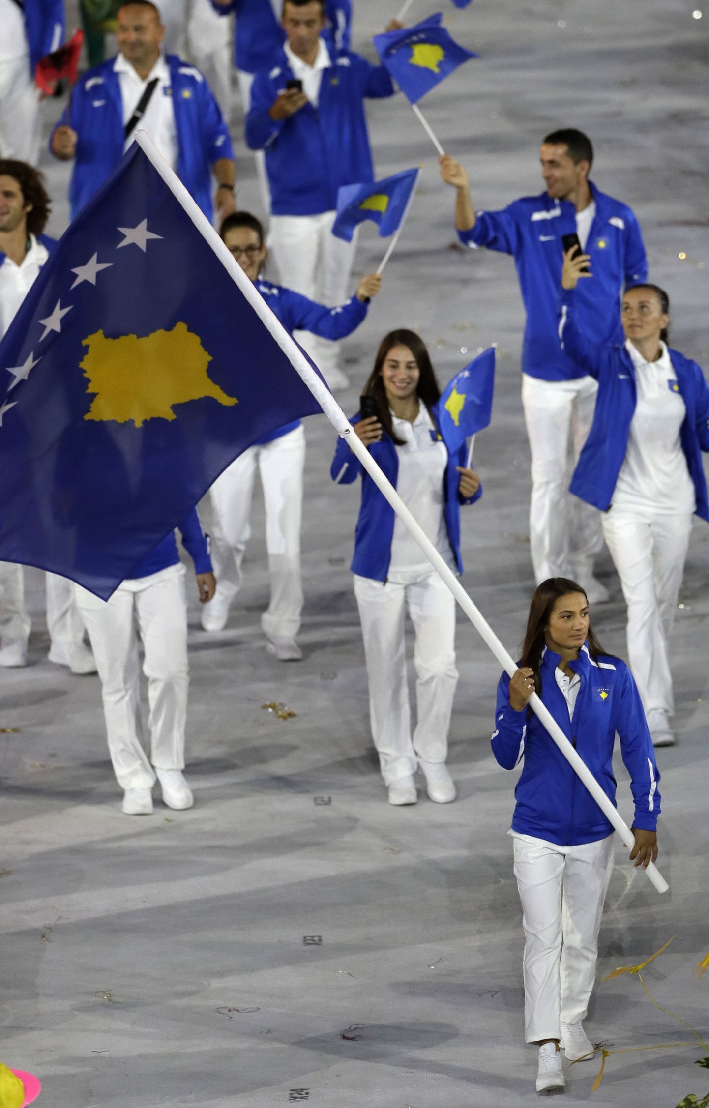 Kosovo sportlased riigilipuga Rio olümpiamängude avatseremoonial.