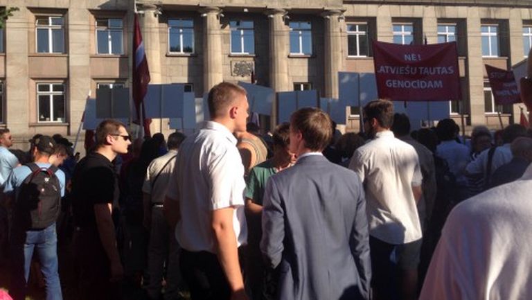 Pie Ministru kabineta ēkas piketē pret bēgļu uzņemšanu Latvijā 