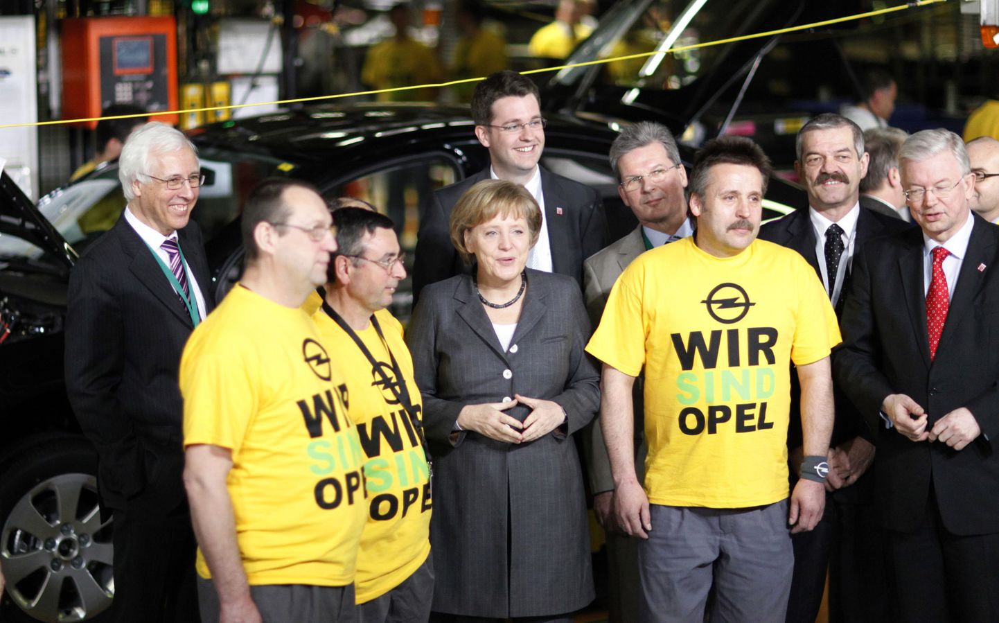 Liidukantsler Angela Merkel koos Opeli  Rüsselsheimi tehase töölistega.