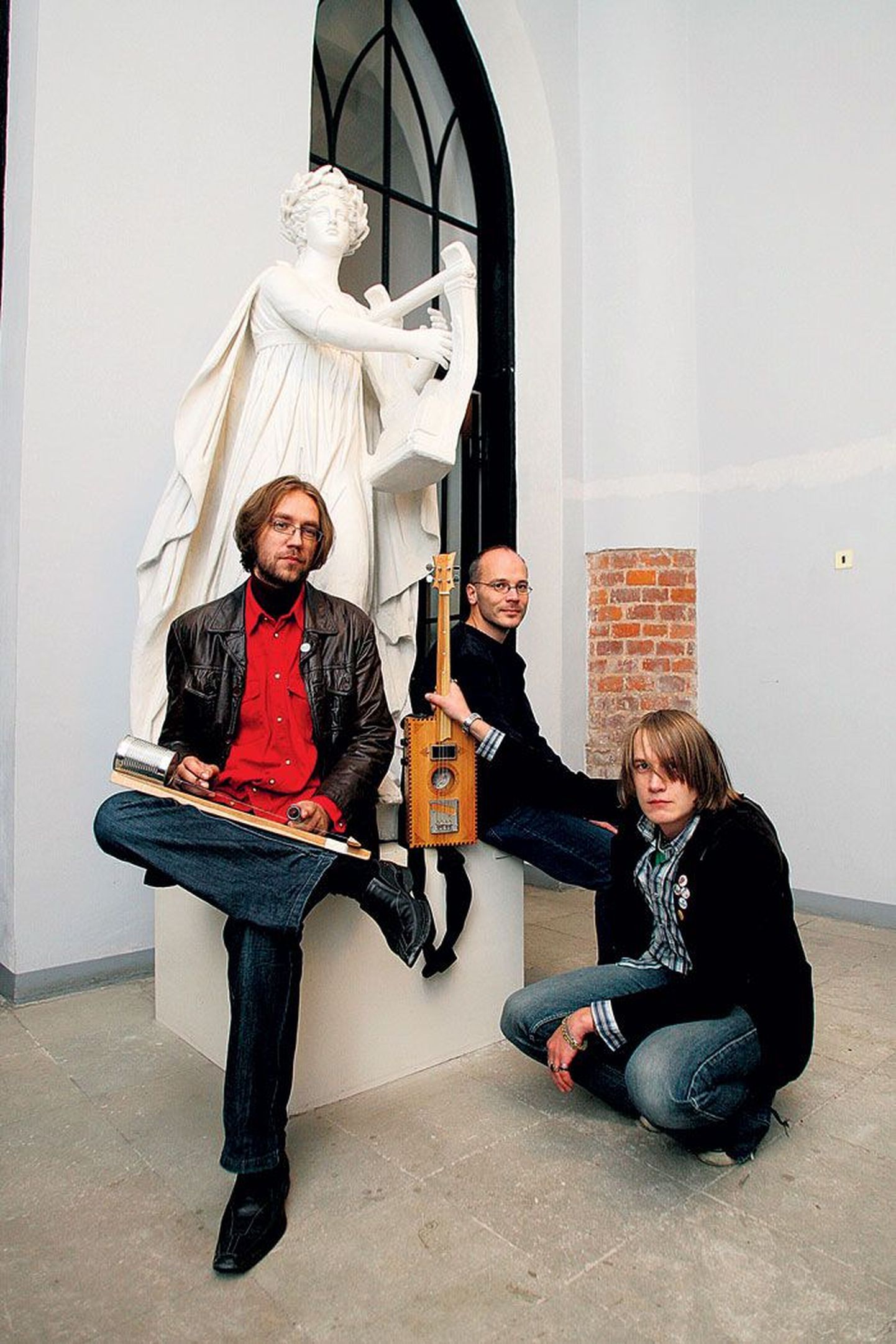 Bullfrog Brown astus üle Toome jalutades sisse Tartu Ülikooli ajaloo muuseumisse. Esiplaanil vasakult Andres Roots, Peeter Piik ja Alar Kriisa, nende taga seisab muusade juht, muusika ja luule kaitsja Apollon.