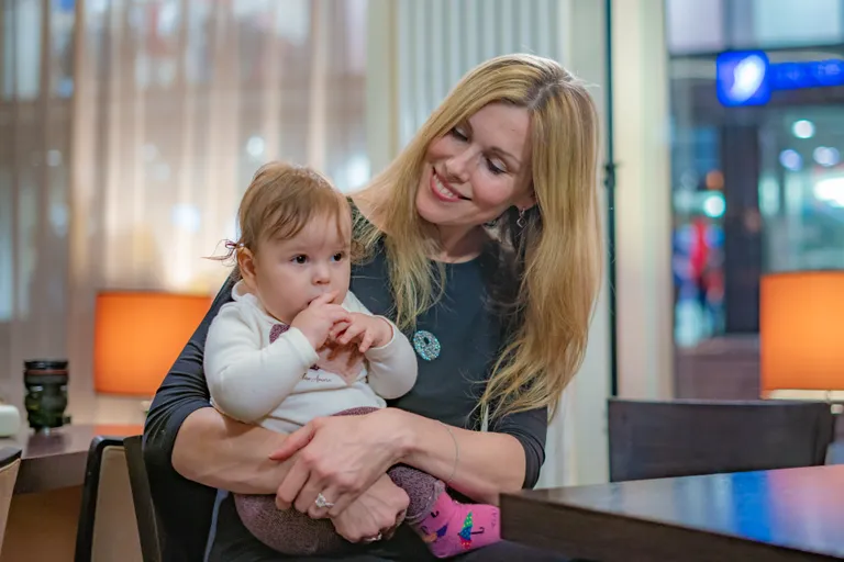 10.12.2019. Robert Davi eestlannast abikaasa Diana Davi pisitütrega. (FOTO: ERIK TIKAN/ Postimees grupp