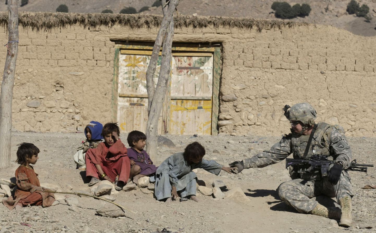 USA sõdur naljatab väikeste afgaanidega Patika maakonnas aset leidnud patrullil.