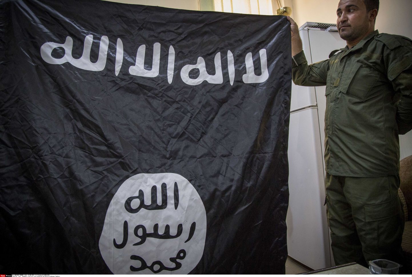 Iraagi-Kurdi poliitilise erakonna PUK (Kurdistani patriootlik liit) liige hoiab aladelt eemale hoitud ISISe lippu.