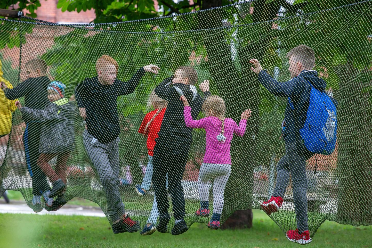 Osa mänguväljakuid paikneb Viljandis koolide ja lasteaedade juures, lisaks on lustiplatse mujal üle linna.