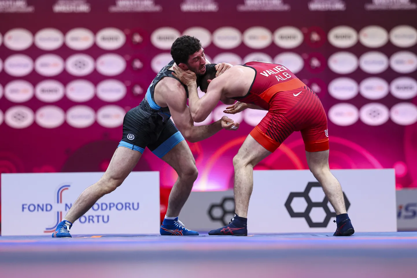Tšermen Valijev (paremal) alistas Zaurbek Sidakov​i ja krooniti Euroopa meistriks.