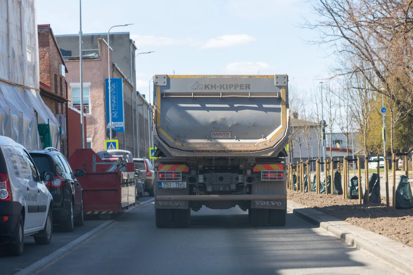 Kolmapäeval vedasid rasked veokid veel Uuel tänaval liivakoormaid.