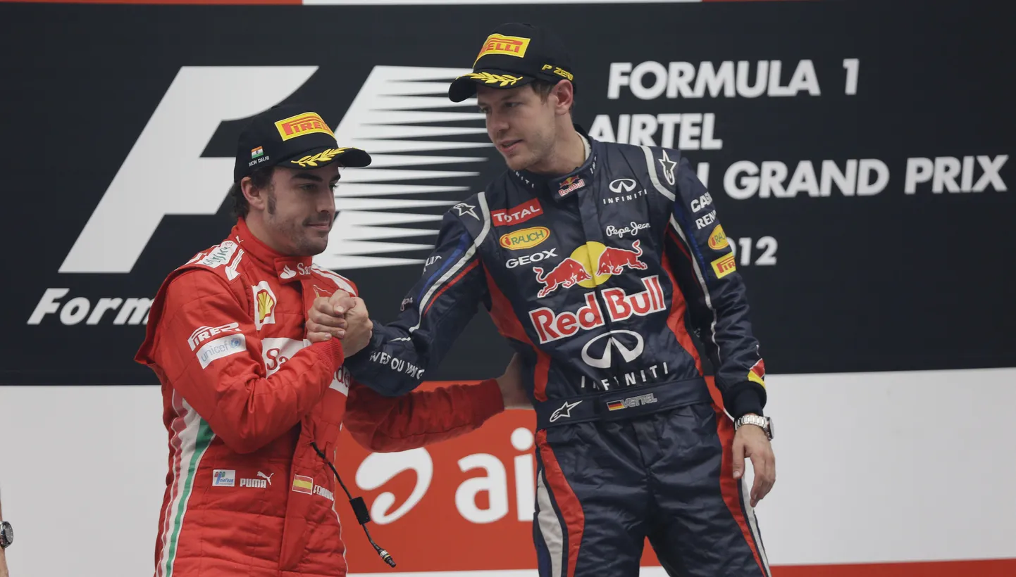 Sebastian Vettel (paremal) ja Fernando Alonso India GP poodiumil.