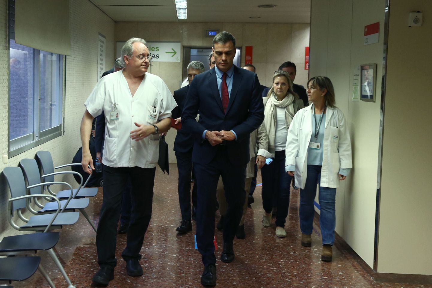 Hispaania peaminister Pedro Sánchez (esiplaanil keskel) külastamas esmaspäeval Barcelonas Santa Creu i Sant Pau haiglat, kus on ravil vägivaldsete meeleavalduste käigus viga saanud politseinikud.