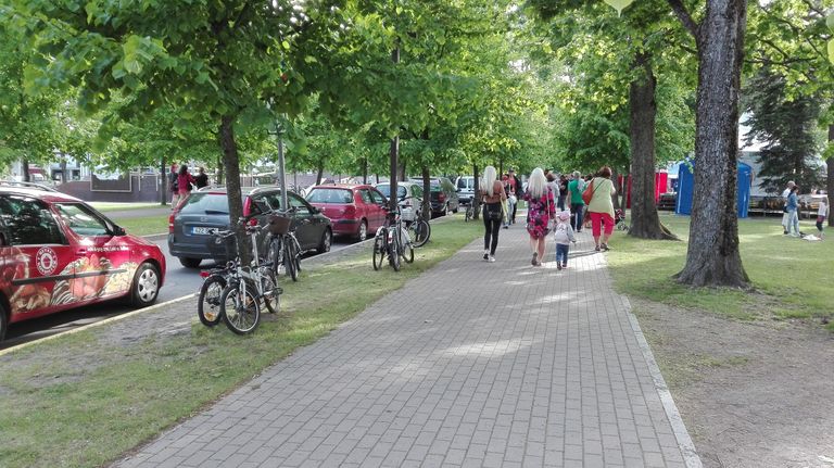 Grillfesti ajal võis Pärnu Vallikääru aasa lähistel näha, et jalgrattaga liigelda on suvepealinnas popp. / PP