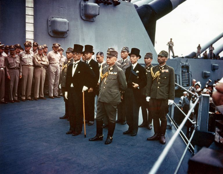 Jaapani delegatsioon 2. septembril 1945 USA sõjalaeva USS Missouri pardal. Jaapan allkirjastas seal kapitulatsiooniakti.