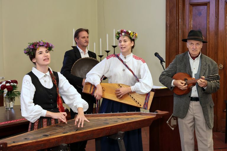 Malvīne muzicē ar kopienu "Rīgas Danči"