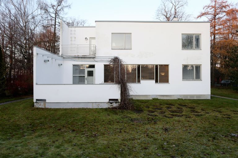 Alvar Aalto projekteeris fassaadid siseruumidest lähtudes, keskne element on terve elutoa laiune lintaken.