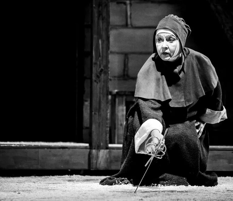 Džuljetas aukle iestudējumā "Romeo un Džuljeta" Dailes teātrī. Režisors Dž. Dž. Džilindžers, 2012. gads