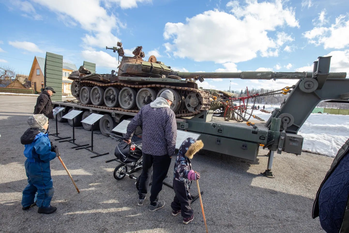 17.03.2023. Подбитый российский танк Т-72 подъехал к городскому стадиону Вильянди.