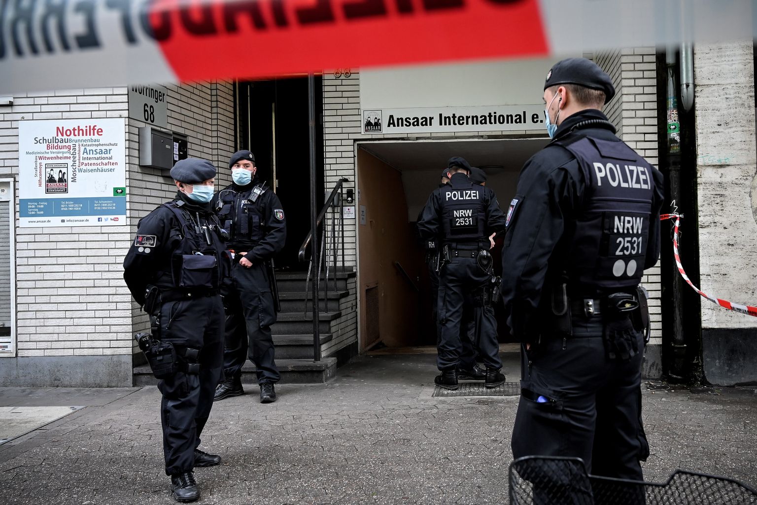 Saksa politsei korraldamas läbiotsimist abiorganisatsiooni Ansaar International  kontoris Düsseldorfis.