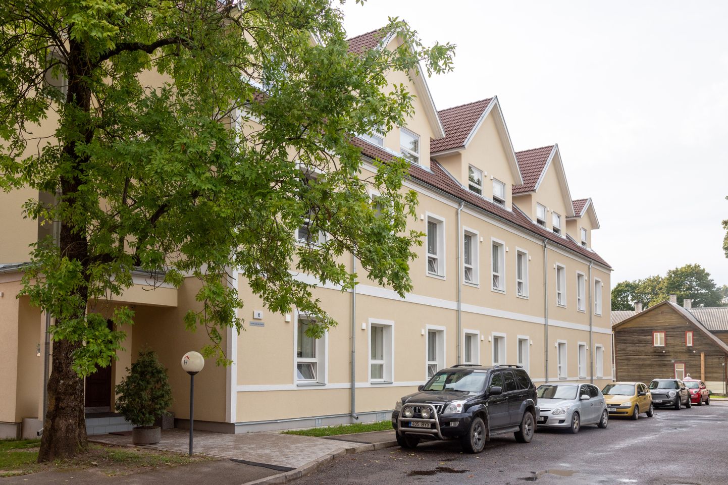 Viljandi tudengitele pakub üliõpilaselamuid mittetulundusühing Tartu Üliõpilasküla ning valikus on kaks maja: Väike 6 (pildil) ja Jakobsoni 41.