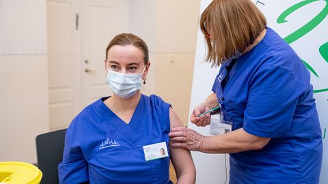 Более двухсот сотрудников таллиннской больницы привили от коронавируса