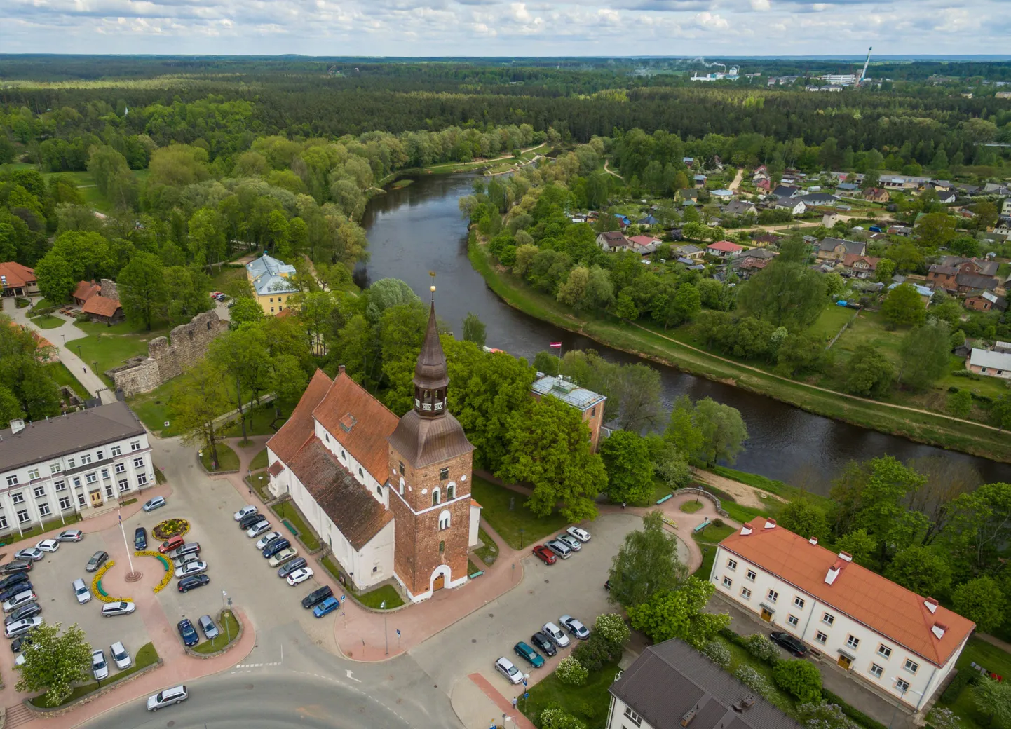 Valmiera rohelusse uppuv linnapilt on kaunis. Oluline vaatamisväärsus on 1284. aastal ehitatud Püha Siimeoni (Simoni) kirik, mille torni vaateplatvormilt saab näha linna panoraami.