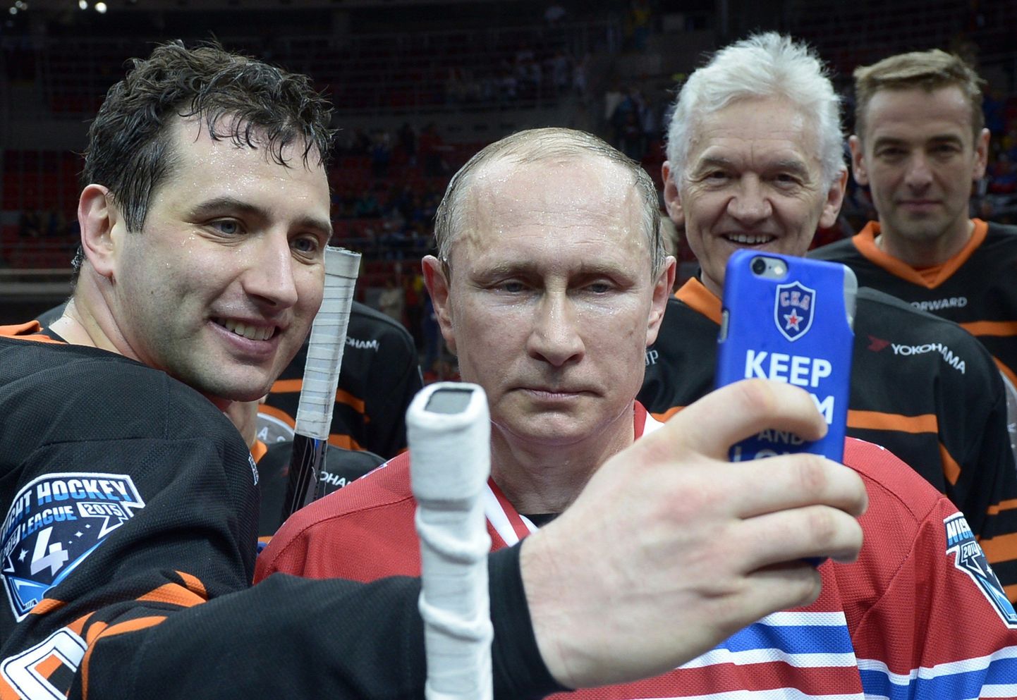 Sõbrad: Hokiklubi SKA Saint Petersburg viitsepresident Roman Rotenberg (vasakul) teeb endli Vene presidendi Vladimir Putiniga, taamal oligarh ja hokiklubi president Gennadi Timtšenko.