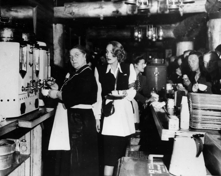 Alleta Sullivan ja Marlene Dietrich teenindamas USA sõdureid