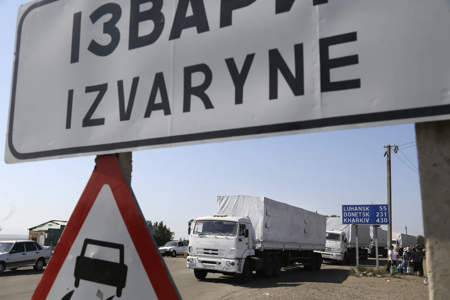 Vene veokid lahkuvad Ukrainast, seistes ninaga Izvarõne piiriületuskoha suunas.