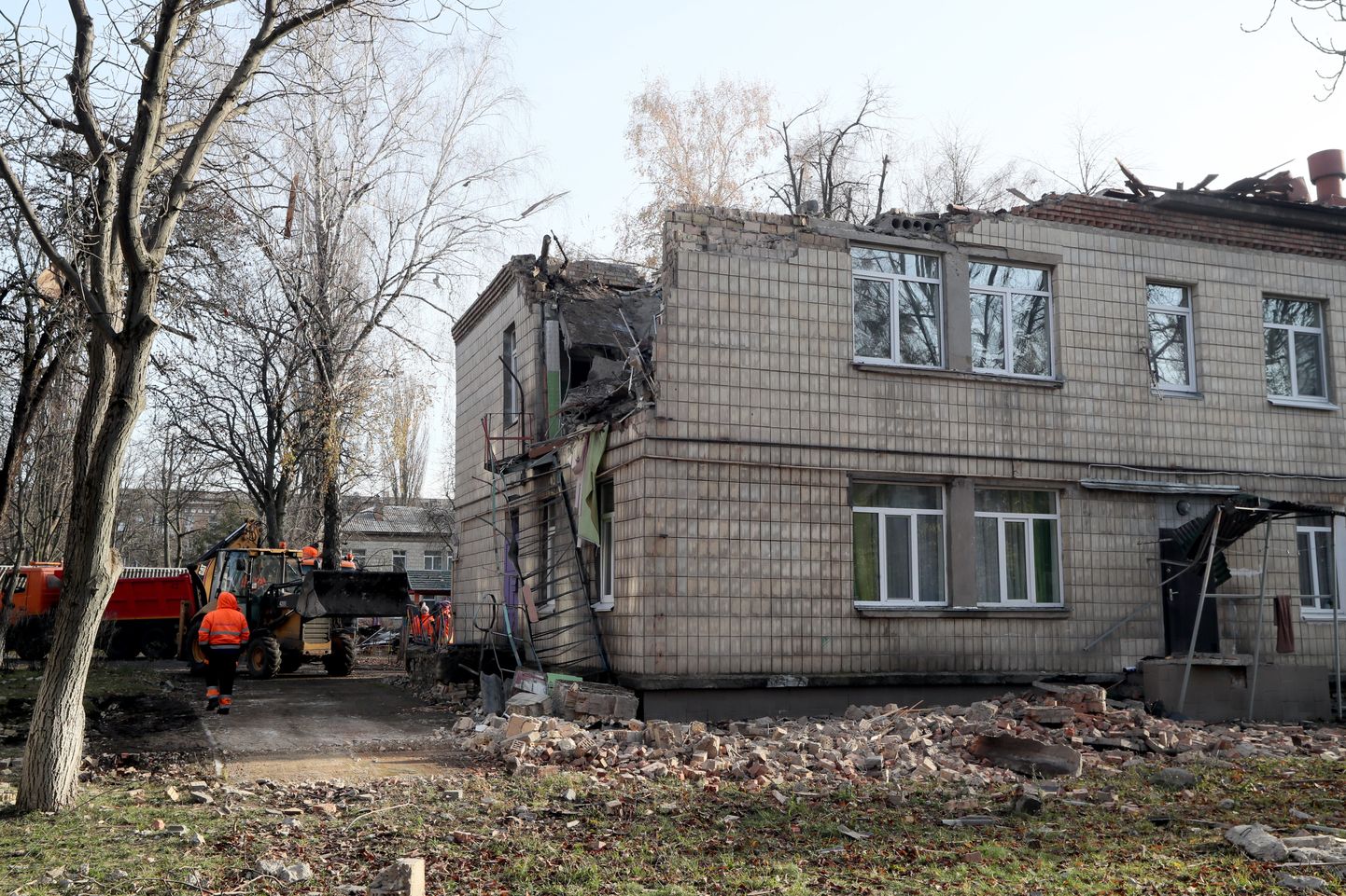 Venelaste drooni tekitatud purustused elumajale Kiievis.