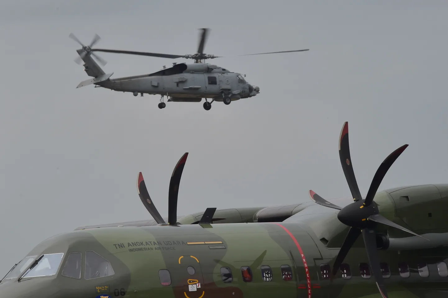 AirAsia lennuki otsingutel osalevad näiteks ka USA mereväe kopter Seahawk, mis on pärit laevalt USS Sampson ja  Indoneesia õhujõududele kuuluv transpordilennuk CN 295.