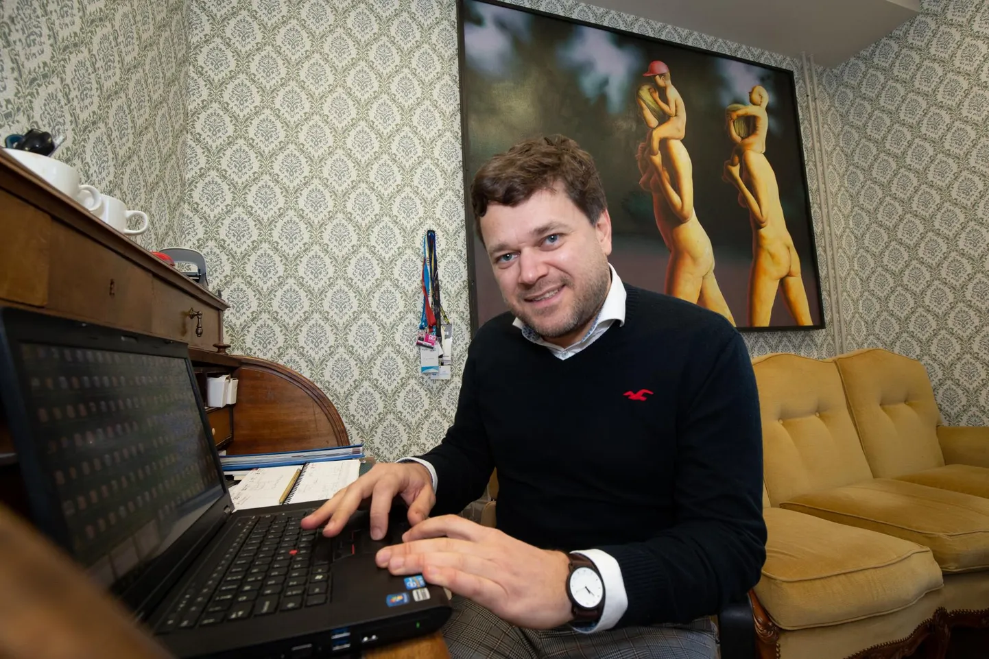 Reigo Kuivjõgi (43) töökoht loomemajanduskeskuse tillukeses kabinetis on vanaaegne suhvlite ja riiulitega kirjutuslaud, mis ei võta palju ruumi. See-eest on suur Peeter Alliku maal kabineti seinal.