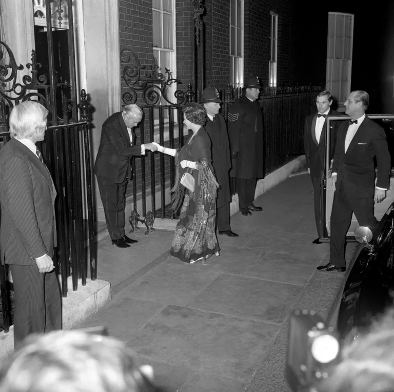 Kuninganna Elizabeth II kohtub peaministri Harold Wilsoniga Downing Streeti ees (23.03.1976).