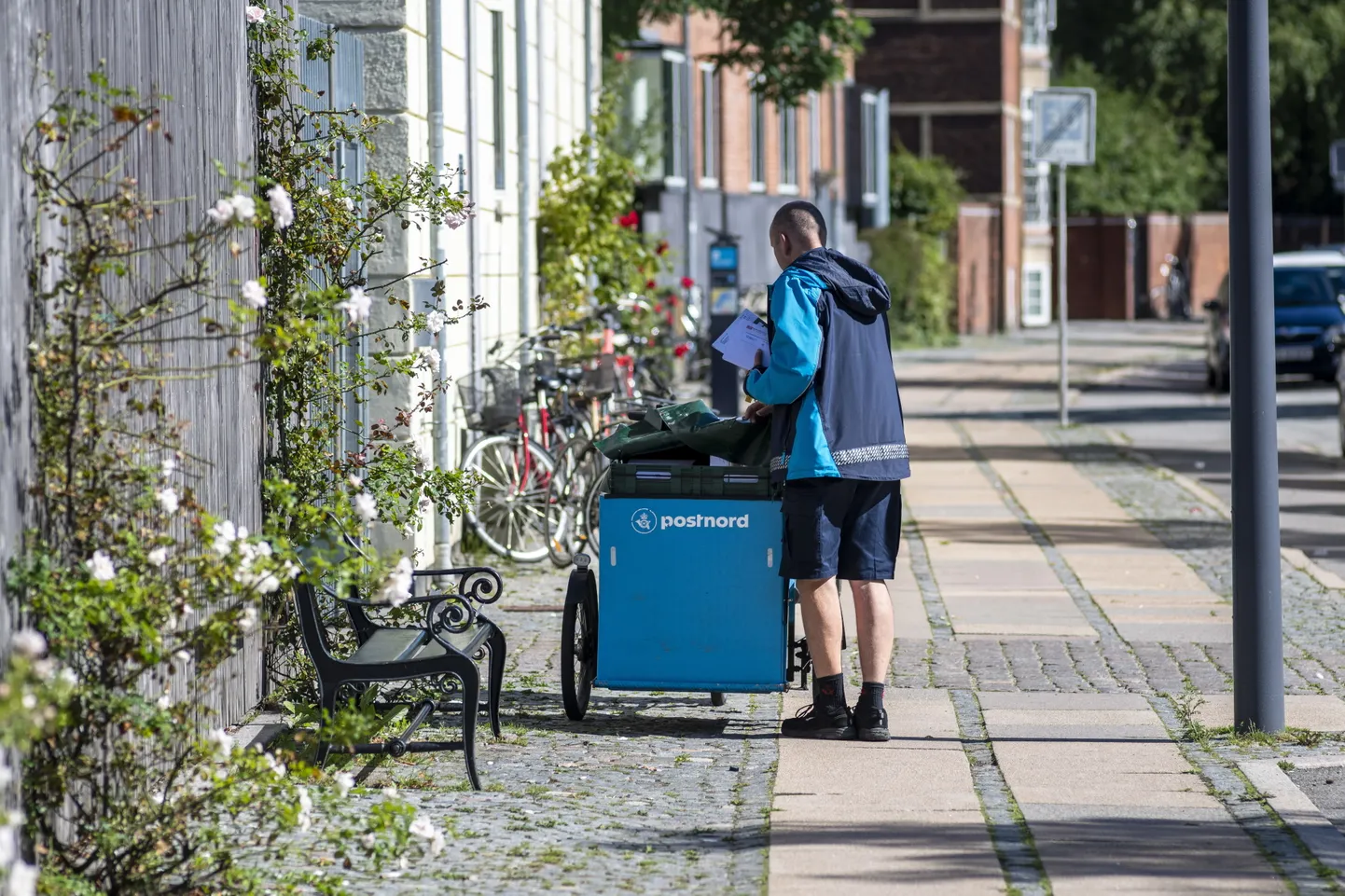 PostNordi töötaja toimetab kirju Kopenhaageni Nørrebro linnaosas Taanis 3. septembril 2020 (foto avaldatud 6. märtsil 2025).