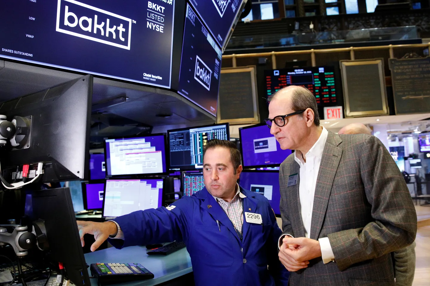 Bakkti tegevjuht Gavin Michael vestleb spetsialist Gennaro Saporitoga Bakkti noteerimise ajal New Yorgi börsil 18. oktoobril 2021. Arhiivifoto.
