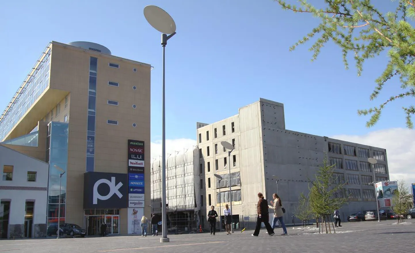 Parkimisplatsi Pärnu kaubandussõlmes enam ei ole ja parkimismaja veel ei ole.