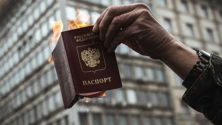Горящий российский паспорт.