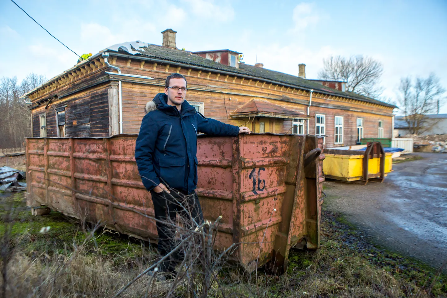 KATUSETÖÖD KÄIVAD: Mõisa omaniku Mart Loigu sõnul on neil esialgu kavas katusekatte vahetus, et riikliku tähtsusega ehitismälestis päästa.