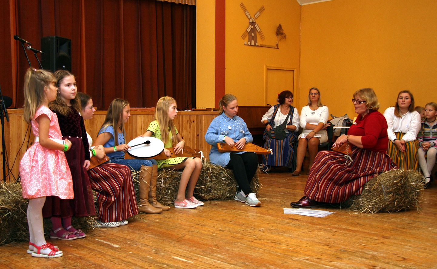 Lüganuse koolis on traditsiooniks saanud pidada folklooripidu.