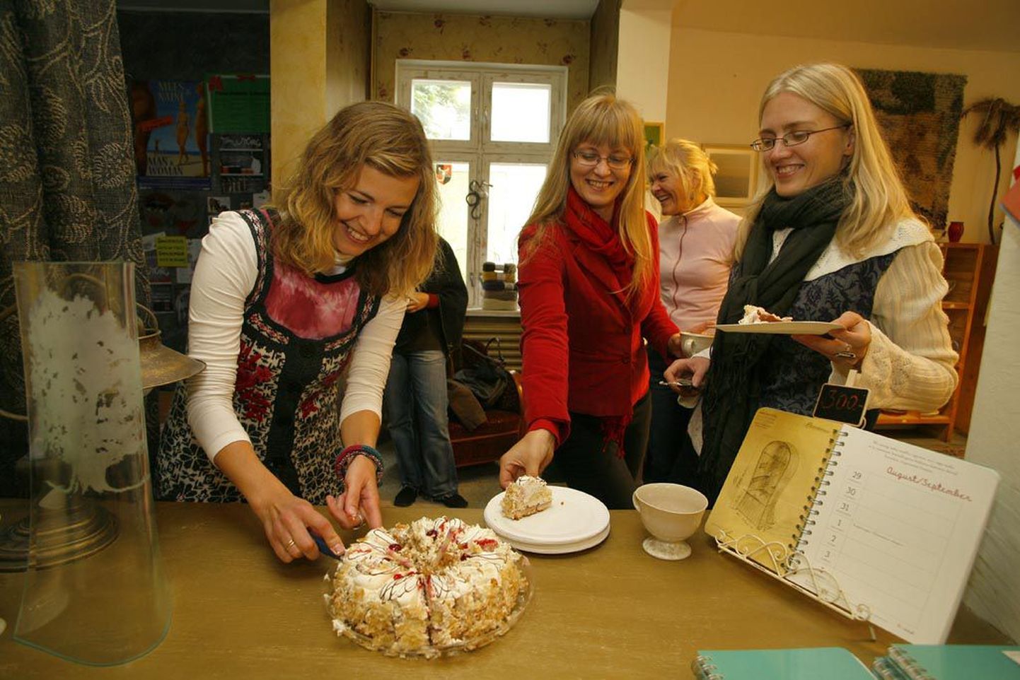 Gildi eestvedajad Herdis Elmend (vasakul) ja Kadri Rebane (paremal) pakkusid tunnustuse puhul torti.