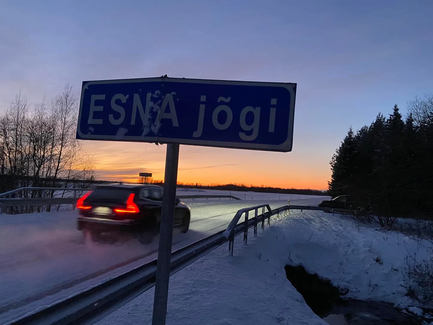 Jõulupühade lumised teeolud vajavad juhtidelt liikluses tähelepanu.