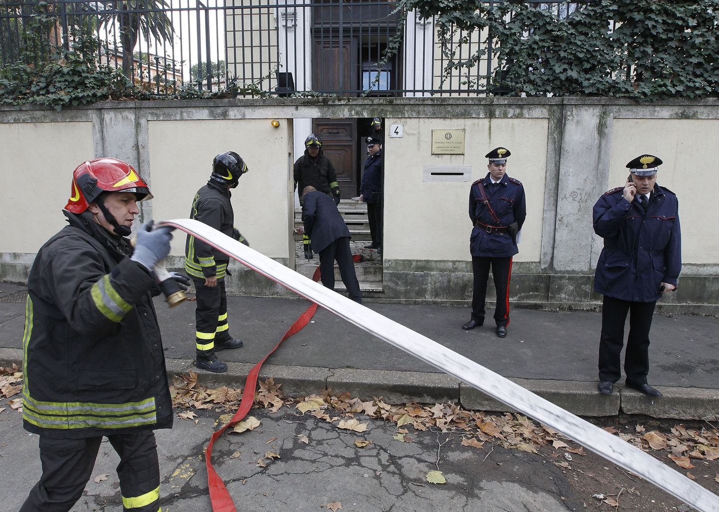 Пожарные и полицейские у посольства Греции в Риме.