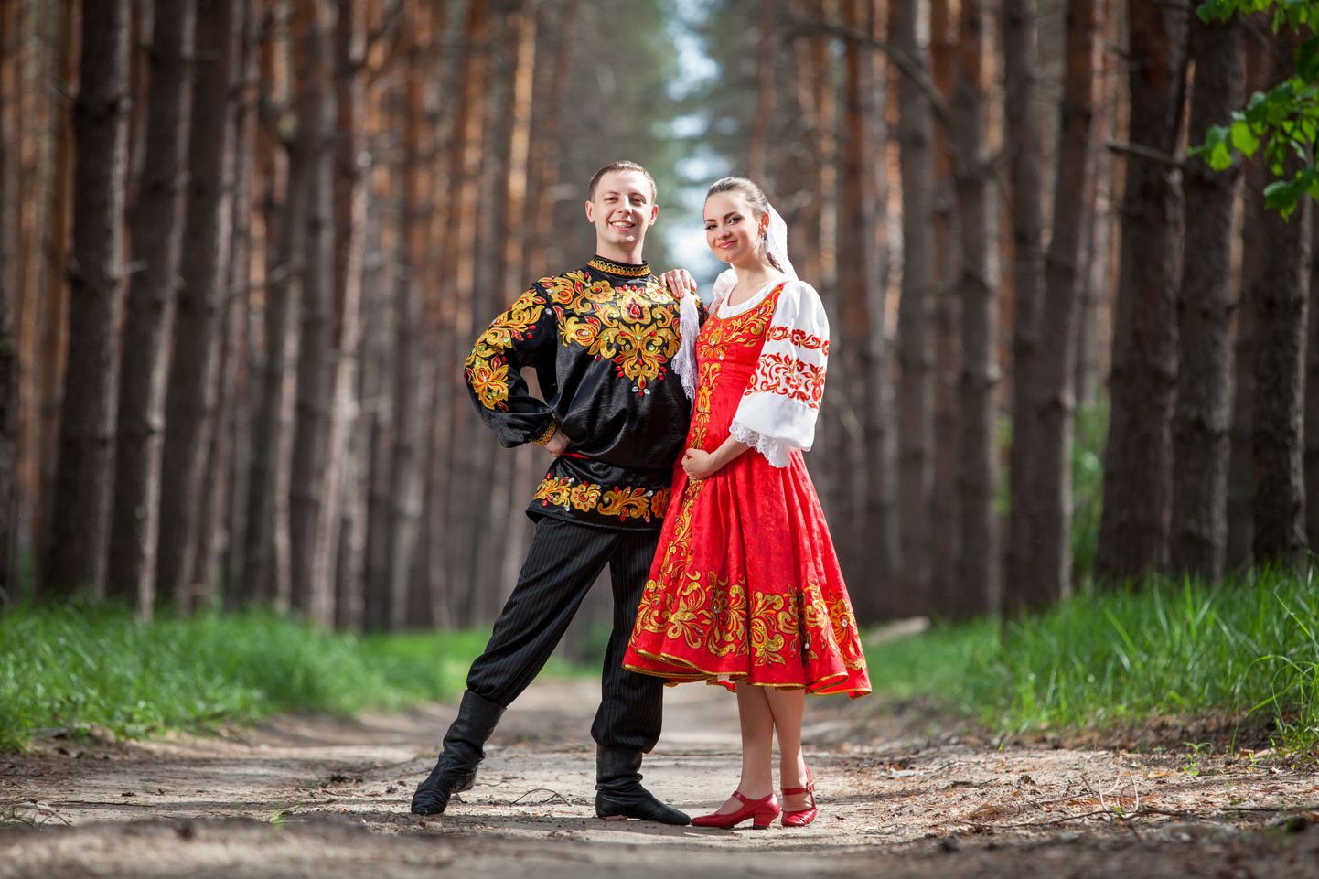 Мужчина и женщина в народных русских костюмах. Иллюстративное фото.