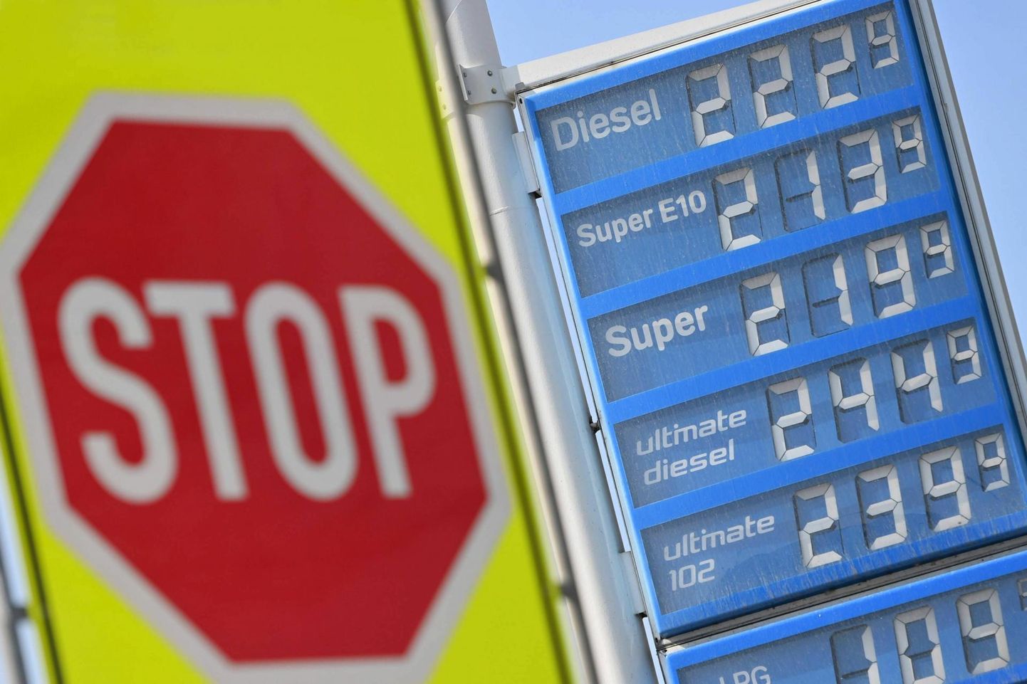 Autokütuse hind tegi Saksamaal ja mujalgi Euroopas jõudsa hüppe taas sel nädalal. Kütuse kallinemise järel kallinevad nii transport kui ka toit.